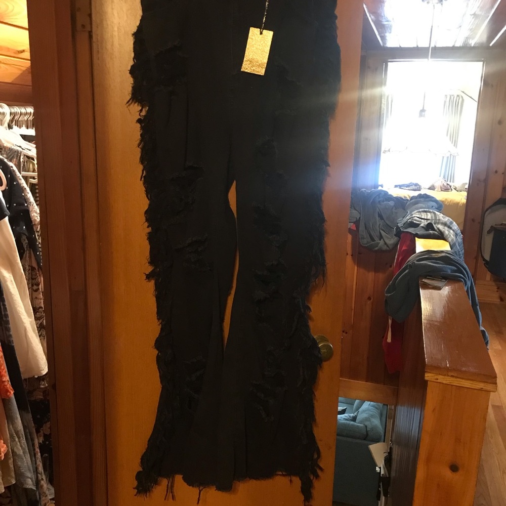 SIDE TESSEL 
FRONT & BACK SIDE SEXY DISTRESSED 
RAW HEM FLARE JEANS